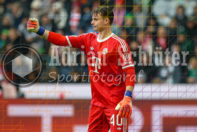 Borussia Mönchengladbach vs FC Bayern München - Bundesliga  | Mönchengladbach, Deutschland, 25.10.25:   Jonas Kurt Urbig (FC Bayern München) gestikuliert, Gestik waehrend des Spiels der Bundesliga zwischen Borussia Mönchengladbach vs FC Bayern München im Stadion im Borussia Park(Foto von Brauer-Fotoagentur / Adrian Schlueter)