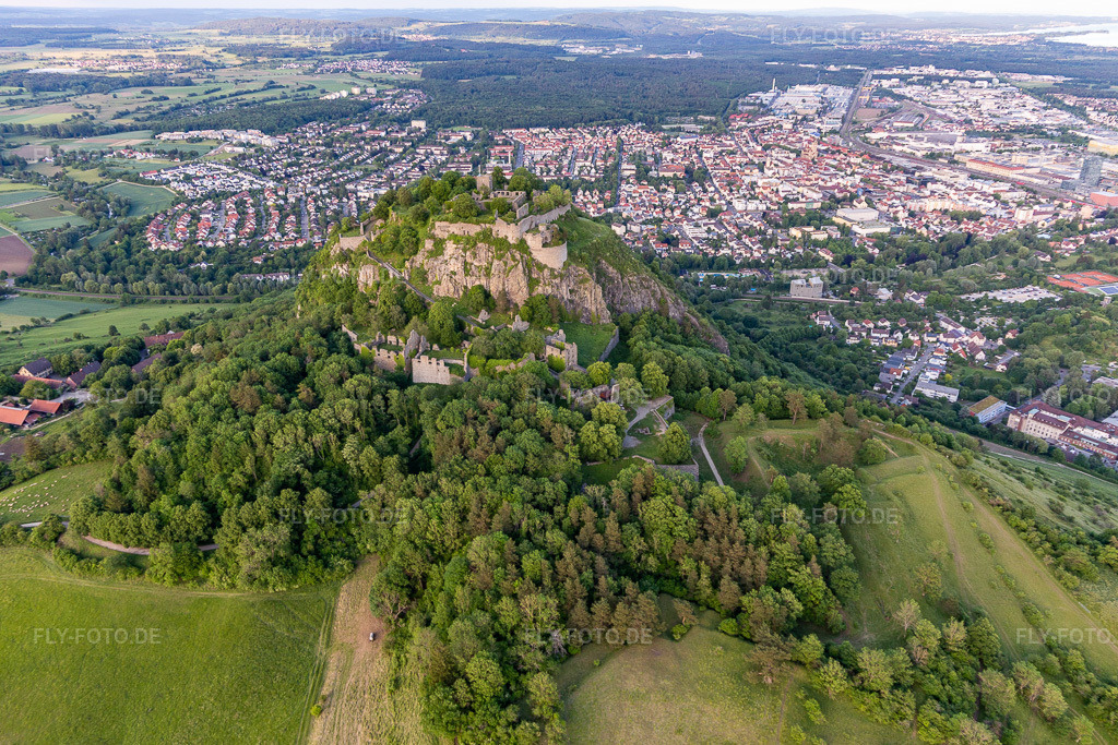 Luftbild: Hohentwiel(ein erloschener Vulkan) mit Festungsruine von 914 und Panoramablick in Singen im Bundesland Baden-Württemberg in Deutschland. Foto: IMG_131808.jpg vom 25.05.2022 durch Werner Riehm/FLY-FOTO.deFestungsruine Hohentwiel