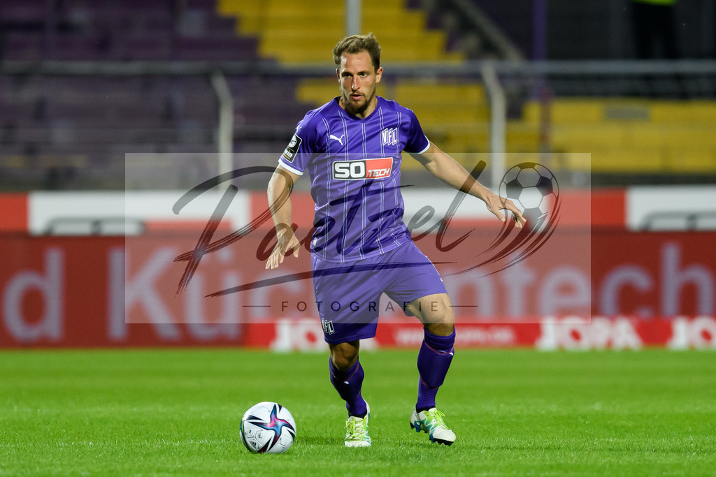 OSNVKO2021090620210906_145 | Fussball, Herren: Ulrich Taffertshofer (VfL Osnabrueck) in Aktion, am Ball, Einzelaktion beim Spiel der 3. Liga zwischen VfL Osnabrueck und FC Viktoria Koeln im Stadion an der Bremer Bruecke am 06.09.2021 in Osnabrueck, Deutschland.DFB / DFL REGULATIONS PROHIBIT ANY USE OF PHOTOGRAPHS AS IMAGE SEQUENCES AND/OR QUASI-VIDEO. - Realisiert mit Pictrs.com