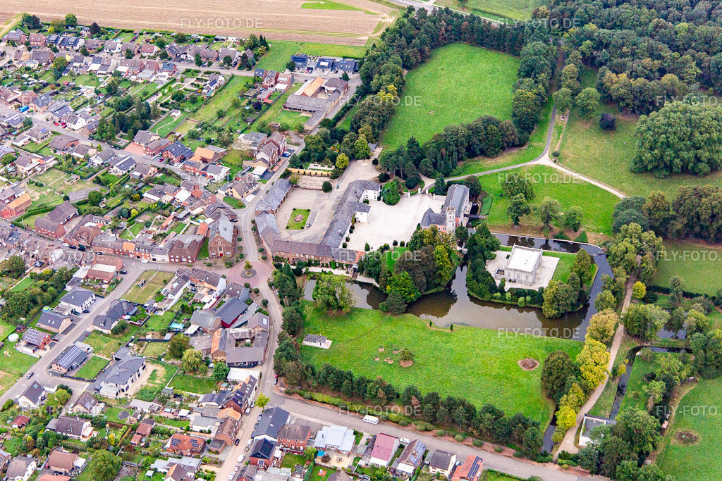 Schloss Rurich http://www.schloss-rurich.com/ | Luftbild: Schloss Rurich http://www.schloss-rurich.com/ im Ortsteil Rurich in Hückelhoven im Bundesland Nordrhein-Westfalen in Deutschland. Foto: IMG_143399.jpg vom 07.09.2024 durch ©2025 Werner Riehm fly-foto.de/copyright - Realisiert mit Pictrs.com