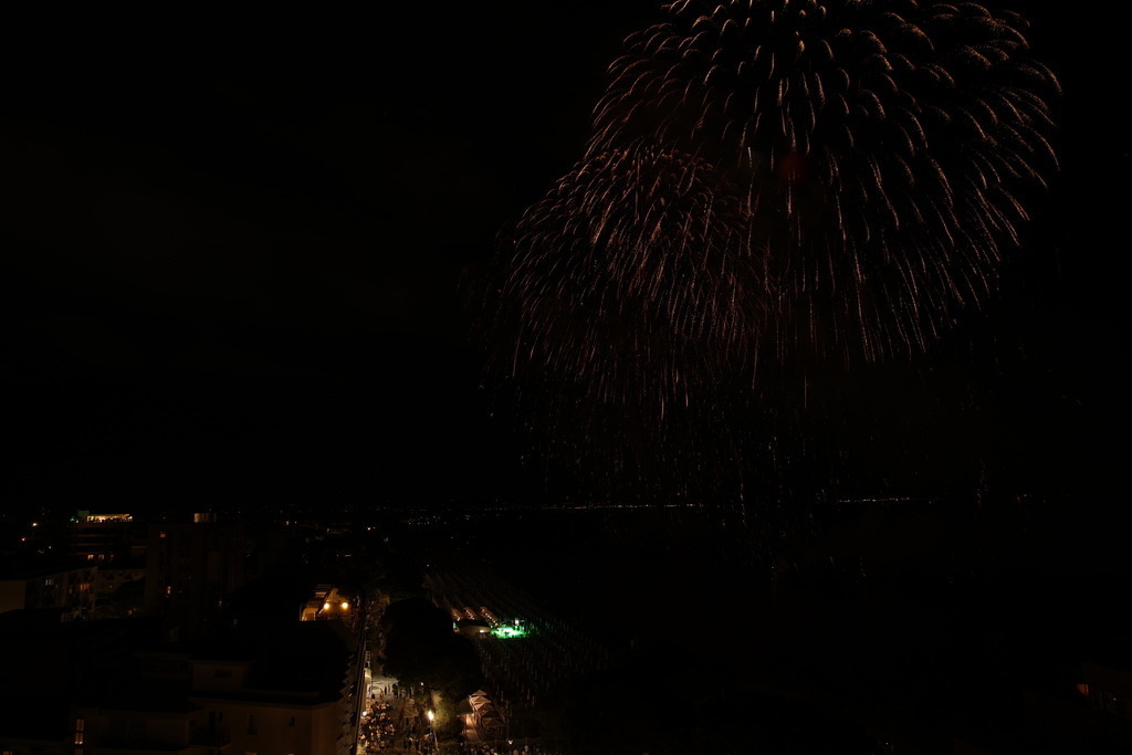 Ferragosto Fireworks in Grado, Italy | GRADO, ITALY, 15.AUG.26 - FIREWORKS - Ferragosto fireworks over the Adriatic Sea in Grado, Italy. Colorful fireworks light up the night sky above the beach, coastline and waterfront during the traditional summer celebration. - Realisiert mit Pictrs.com