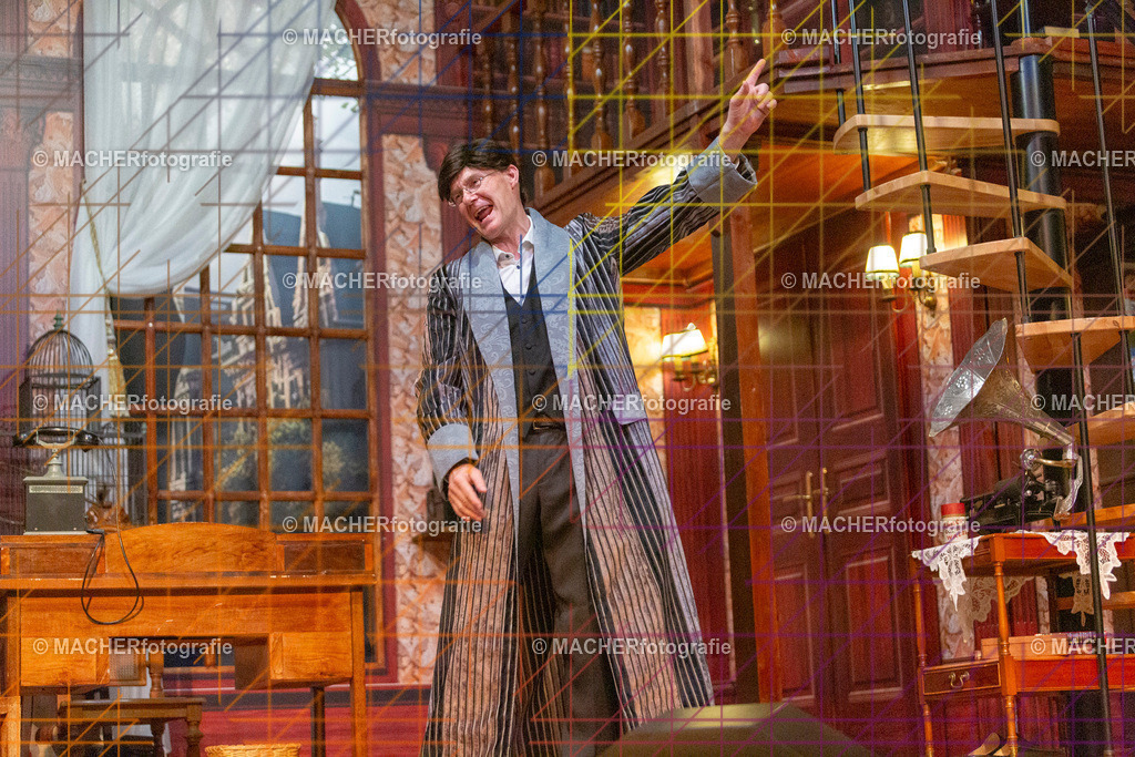 408_MFL-2025 | Portraitbilder von Regisseur; Darsteller; Techniker; Maske; Kostüme; Chor; Musiker; Bilderserie der Generalprobe und der Premierenvorstellung, Szenenbilder; Ausdrucksstudien; Bühnenüberblick; Bühnenkulissen; Pressefotos inkl. Redaktionsfoto Darstellergruppe.