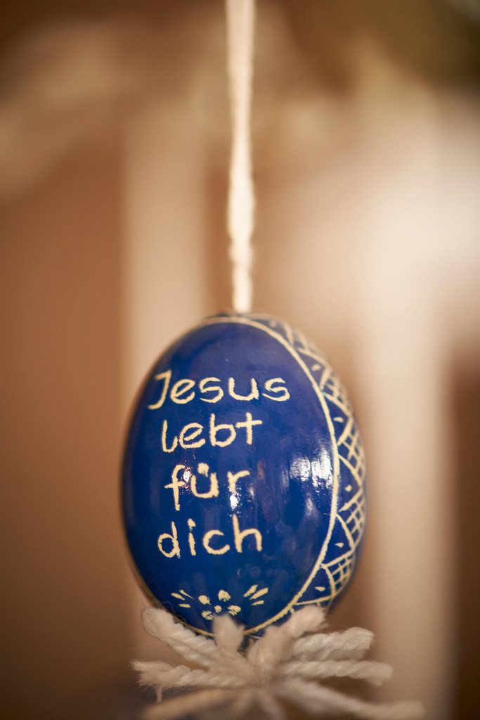 Stinatzer Ostereier kratzen | Stinatz, Austria - January 22, 2016: Von Frau Wilma Zieserl gekratzte Stinatzer Ostereier. - Realisiert mit Pictrs.com