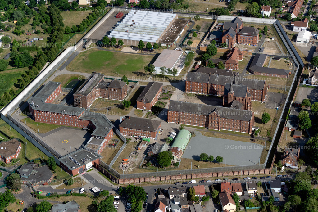 4030128 | BREMEN 01.06.2020 Gefängnis- Gelände und Sicherheitsumzäunung der Justizvollzugsanstalt JVA Bremen Am Fuchsberg im Ortsteil Gröpelingen in Bremen, Deutschland. Weiterführende Informationen bei: Justizvollzugsanstalt Bremen. Nur für redaktionelle Nutzung freigegeben ! // Prison grounds and high security fence Prison Bremen Am Fuchsberg in the district Groepelingen in Bremen, Germany. Further information at: Justizvollzugsanstalt Bremen. Editorial use only ! Foto: Gerhard Launer