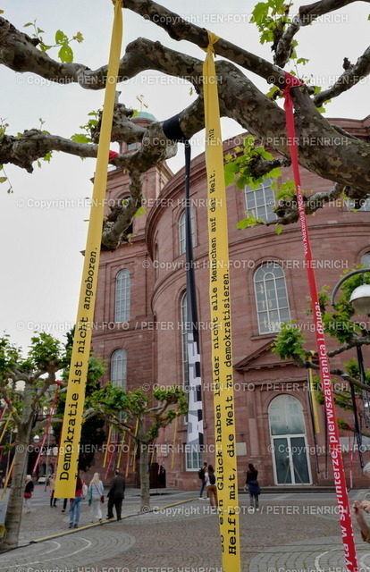 Frankfurt / Main Impressionen | 21.05.2023 Paulskirchenfest zum 175. Jahrestag des Zusammentretens der Nationalversammlung Beratung über Verfassung Bildung eines deutschen Nationalstaats Demokratie Freiheitsrechte Platanenhain der Freiheitsbäume mit Sprüchen auf Bänder (Foto: Peter Henrich) - Realisiert mit Pictrs.com
