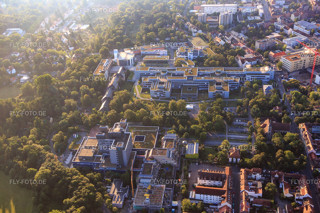 Universitätsklinikum Erlangen mit Neurologie  und Hautklinik  http://www.uk-erlangen.de/ http://www.neurologie.uk-erlangen.de/ http://www.hautklinik.uk-erlangen.de/ | Luftbild: Universitätsklinikum Erlangen mit Neurologie  und Hautklinik  http://www.uk-erlangen.de/ http://www.neurologie.uk-erlangen.de/ http://www.hautklinik.uk-erlangen.de/ im Ortsteil Altstadt in Erlangen im Bundesland Bayern in Deutschland. Foto: IMG_092600.jpg vom 07.08.2016 durch Werner Riehm/FLY-FOTO.de - Realisiert mit Pictrs.com