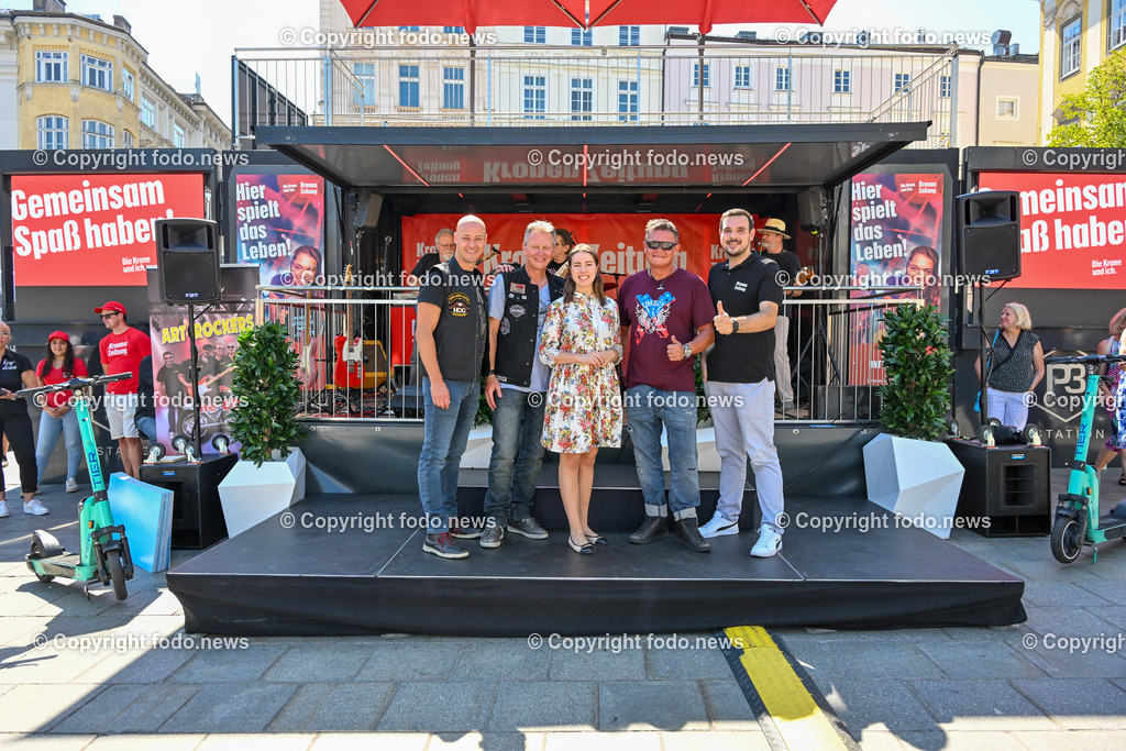 Linz_ Harley Davidson Charity_ 15.08.2023-31 | 15.08.2023, Linz, AUT, Harley Davidson Charity 2023 Hauptplatz Linz, im Bild Krone Event Trailer, Martin Hajart (VP, Vize-Bgm. der Stadt Linz), Hans Frisch (Harley Davidson Upper Austria Chapter), Lisa Sigl, 
Didi Baier (Praesident Harley Davidson), Roman Lang (Krone Event Management)
