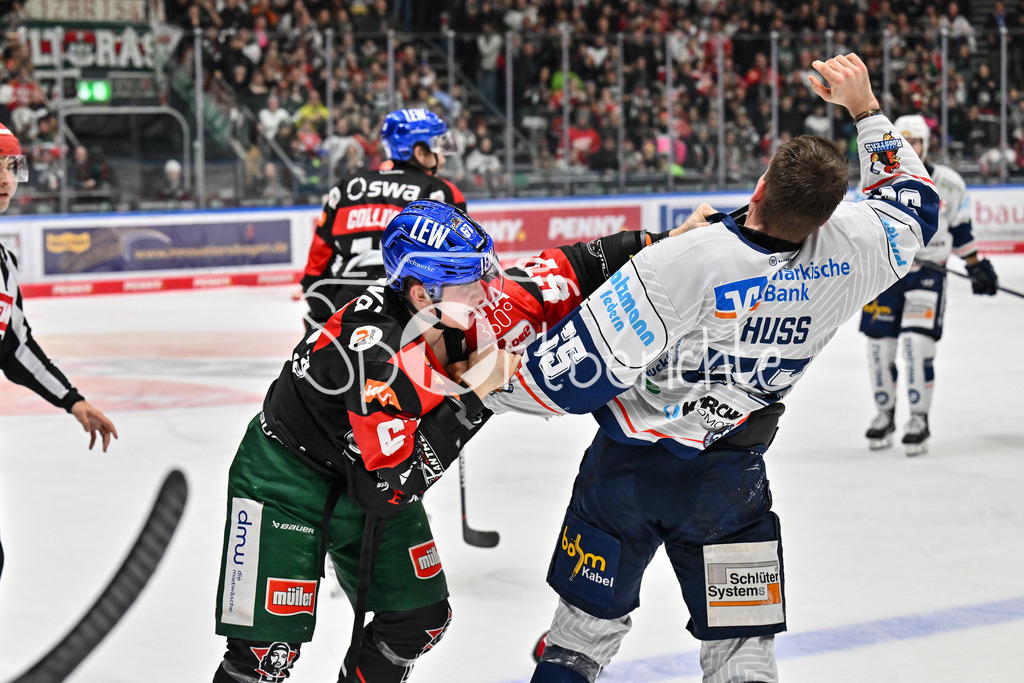 Augsburger Panther - Iserlohn Roosters | Kampf zwischen Johannes HUSS (Iserlohn Roosters 55) und Florian ELIAS (Augsburger Panther #67) / Faustkampf / fliegende Faeuste / Fight / DEL: Augsburger Panther - Iserlohn Roosters, Curt Frenzel Stadion am 17.11.2024