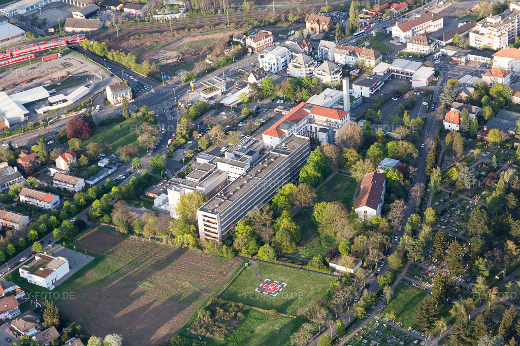 Luftbild: Marienhaus Klinikum Hetzelstift in Neustadt an der Weinstraße im Bundesland Rheinland-Pfalz in Deutschland. Foto: IMG_106608.jpg vom 17.04.2018 durch Werner Riehm/FLY-FOTO.de
