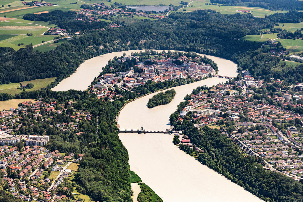dr__0024779.jpg | WASSERBURG AM INN 24.06.2019 Altstadt und Zentrum der Halbinsel von Wasserburg am Inn liegen mit ihren mittelalterlichen Gebäuden in der Innschleife im Bundesland Bayern. // Wasserburg am Inn Old Town- center of downtown in Wasserburg am Inn in the state Bavaria. Foto: Daniel Reiter
