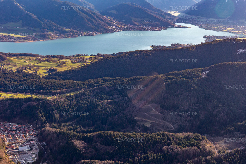 Luftbild: Ortsansicht von Nordwesten im Ortsteil Holz in Tegernsee im Bundesland Bayern in Deutschland. Foto: IMG_139620.jpg vom 28.12.2023 durch Werner Riehm/FLY-FOTO.de
