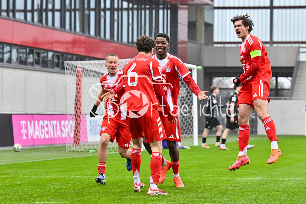 FC Bayern München - Hannover 96 | MUNICH, GERMANY - 15. FEBRUARY: Jubel der Bayern nach dem Treffer zum 1-0 durch David DAIBER (FC Bayern München 6) / Tor / Torschuetze / Freude / Happy während dem Spiel zwischen der U19 des FC Bayern München und der U19 von Hannover 96 am 2. Spieltag der Hauptrunde der U19-DFB-Nachwuchsliga am FC Bayern Campus