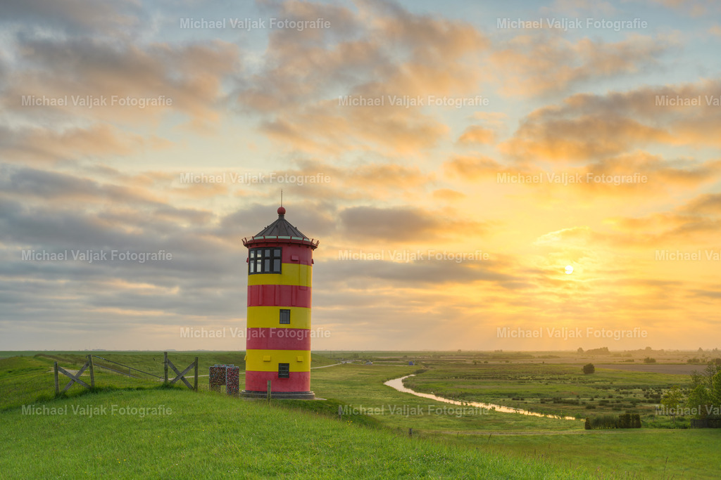Pilsumer Leuchtturm bei Sonnenaufgang | Blick vom Deich zum Pilsumer Leuchtturm bei einem herrlichen Sonnenaufgang. Der Leuchtturm ist ein Wahrzeichen Ostfrieslands und vor allem aus dem Film "Otto - der Außerfriesische" bekannt. Er ist dadurch einer der bekanntesten Leuchttürme Deutschlands.Der Turm weist eine leichte Schieflage nach Osten auf (im Bild rechts). Im Laufe der Jahrzehnte hat er sich durch den oft starken Wind in diese Schräglage begeben, da das Fundament selbst nicht auf Stützen steht. Es handelt sich hierbei nicht um einen Bildfehler. - Realisiert mit Pictrs.com