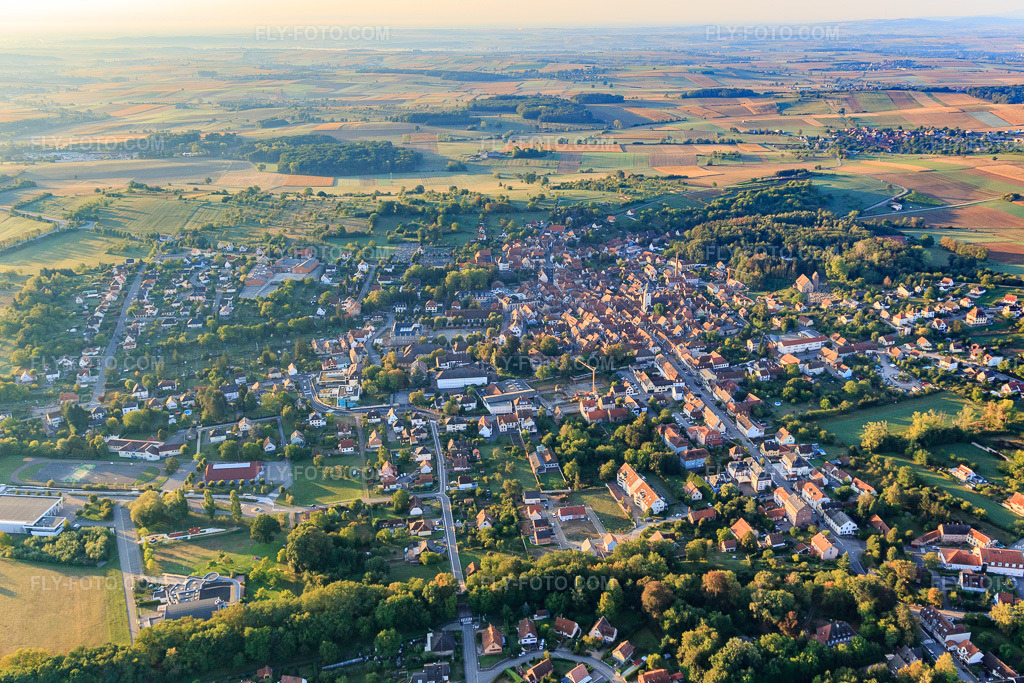 Aerial view: View of the town from the northwest in Bouxwiller in the state Bas-Rhin, France. – Photo: IMG_111644.jpg taken on 09/16/2018 by Werner Riehm/FLY-FOTO.com – Resolution of the original: 5273 x 3515 px