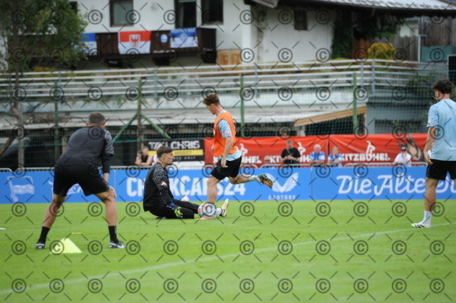 DSC_7151 | Hertha BSC, 2.Bundesliga, Herren, Saison 2025/26, Torwart Robert Kwasigroch  ( Hertha BSC ), vor Sebastian Groenning  ( Hertha BSC ), Trainingslager Kitzbühel , Österreich 17.07. 2025   Foto: Ralf Gebhardt - Realisiert mit Pictrs.com
