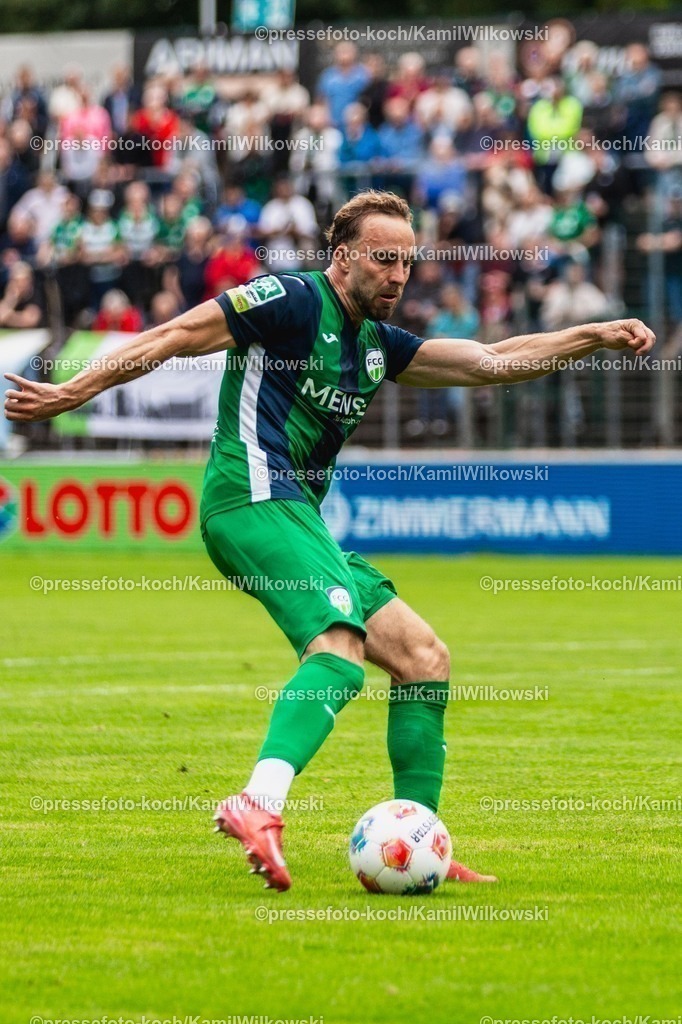 xKWI02082501020 | 02.08.2025, xkwix, Fußball, Regionalliga West, FC Gütersloh - 1. FC Bocholt, Ohlendorf Stadion im Heidewald: Julius Langfeld ( FC Gütersloh #10 ) 
