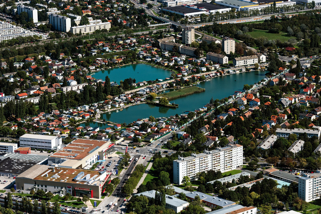dr__0090971.jpg | WIEN 23.09.2021 Stadtansicht des Innenstadtbereiches an den Uferbereichen des Steinsee in Wien in Österreich. // City view of the downtown area on the shore areas of Steinsee in Vienna in Austria. Foto: Daniel Reiter