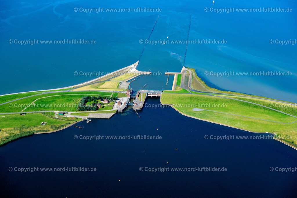 Greetsiel_Schleuse_Leysiel_ELS_7555080921 | KRUMMHöRN 08.09.2021 Greetsiel; Seit 1991 bildet das Sperrwerk Leysiel mit Siel und Schleuse das Abschlussbauwerk der Deichnase "Leyhörn", dem Kernstück der Küstenschutzmaßnahme Leybucht. Das 30 Meter breite Siel unterstützt die Entwässerungsfunktion der Anlagen in Greetsiel und Leybuchtsiel. Der Binnendeichs gelegene 200 Hektar große Speichersee dient sowohl der Aufnahme des durch die Siele abfließenden Wassers als auch als Stauraum, wenn im Falle mehrtägiger Sturmfluten das Binnenwasser über Schöpfwerke hineingepumpt wird. Weiterführende Informationen bei: Touristik GmbH Krummhörn-Greetsiel. // Since 1991, the barrier plant Leysiel with Siel and lock forms the final construction of the dyke nose "Leyhoern", the core of the coastal protection measure Leybucht. The 30 meter wide Siel supports the drainage function of the plants in Greetsiel and Leybuchtsiel. The inland lake of 200 hectares of storage lake serves both to absorb the water draining through the river Siele and as storage space when inland water is pumped in via pumping stations in case of several-day storm tides. Further information at: Touristik GmbH Krummhoern-Greetsiel. Foto: Martin Elsen