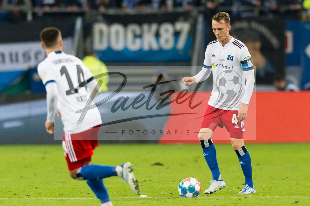 HSVSCF20220419_327 | Fussball, Herren: Sebastian Schonlau (Hamburger SV) in Aktion, am Ball, Einzelaktion beim DFB-Pokal-Halbfinalspiel zwischen Hamburger SV und SC Freiburg im Volksparkstadion am 19.04.2022 in Hamburg, Deutschland.DFB / DFL REGULATIONS PROHIBIT ANY USE OF PHOTOGRAPHS AS IMAGE SEQUENCES AND/OR QUASI-VIDEO. - Realisiert mit Pictrs.com