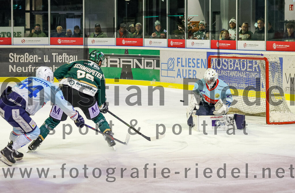 2025-12-23_127_TSV_Erding_gegen_Heilbronner_Falken | Erding, Deutschland, 23.12.2025:Eishockey, Oberliga Süd 2025 / 2026, 29. Spieltag, TSV Erding gegen Heilbronner Falken, Endergebnis: 5:4Malte Krenzlin (Heilbronner Falken, #84), Marc Schmidpeter (Erding Gladiators, #33), Torwart Franz Jokinen (Heilbronner Falken, #75)Foto: Christian Riedel / fotografie-riedel.net
