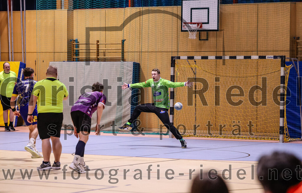 2024-12-14_091_SpVgg_Altenerding_gegen_MTV_Pfaffenhofen | Erding, Deutschland, 14.12.2024:Handball, Bezirksoberliga Männer 2024 / 2025, 10. Spieltag, SpVgg Altenerding gegen MTV Pfaffenhofen, Endergebnis: 32:30Lukas Loibl (MTV Pfaffenhofen, #7), Ferdinand Menzel (SpVgg Altenerding, #75), Torwart Ferdinand Mayer (SpVgg Altenerding, #97)Foto: Christian Riedel / fotografie-riedel.net