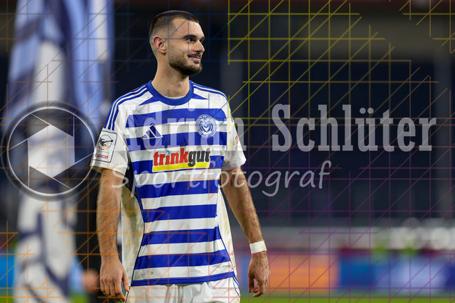 MSV Duisburg vs SV Waldhof Mannheim - 3. Liga | Duisburg, Deutschland, 07.11.25:   Rasim Bulic (MSV Duisburg) lächelt, lacht waehrend des Spiels der 3. Liga MSV Duisburg vs SV Waldhof Mannheim in der schauinsland-reisen-arena(Foto von Brauer-Fotoagentur / Adrian Schlueter)