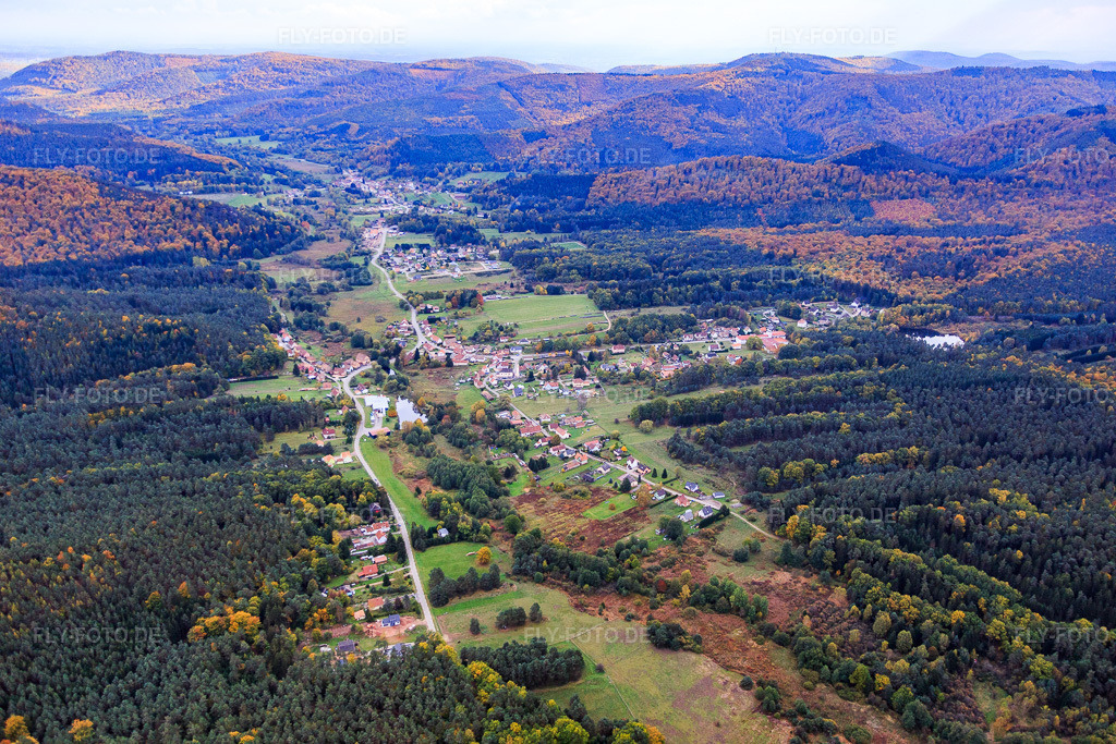 Luftbild: Schwarzbachtal von Nordosten in Dambach im Bundesland Bas-Rhin in Frankreich. – Foto: IMG_084663.jpg vom 23.10.2015 durch Werner Riehm/FLY-FOTO.de – Auflösung des Originals: 5472 x 3648 px