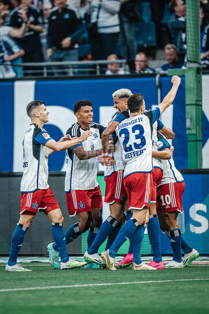 Fußball | Männer | Saison 2023/2024 | 2. Fußball-Bundesliga | 1. Spieltag | Hamburger SV vs. FC Schalke 04 | 28.07.2023 | Robert Glatzel (#9, HSV) schießt ein Tor und sein Team gratuliert