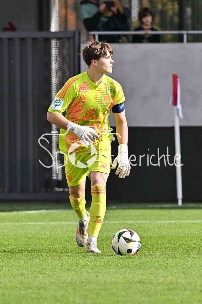 FC Bayern München U19 - SpVgg Unterhaching U19 | am Ball Leon KLANAC (FC Bayern München #1) / Freisteller / Einzelfoto