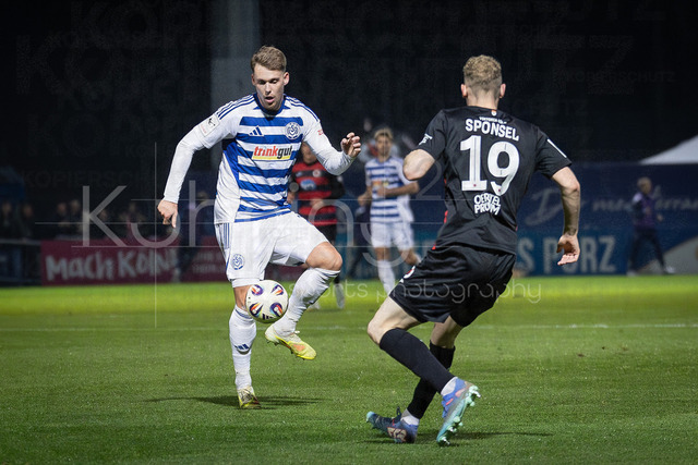 3. Liga: FC Viktoria Köln - MSV Duisburg, 21.12.2025 | Thilo Töpken (MSV Duisburg, 22) und Meiko Sponsel (Viktoria Köln, 19) ; Köln, 21.12.2025, 19. Spieltag der 3. Fußball-Liga, FC Viktoria Köln - MSV Duisburg im Sportpark Hoehenberg in Köln.Die DFL-Bestimmungen verbieten die Verwendung von Fotografien als Bildsequenzen und / oder Quasi-Videos.