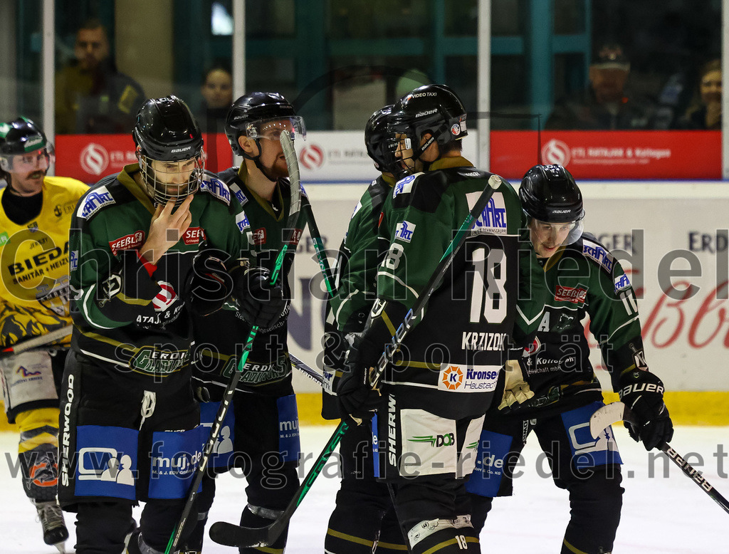 2022-11-20_126_TSV_Erding_gegen_ERSC_Amberg | Erding, Deutschland, 20.11.2022:
Eishockey, Bayernliga 2022 / 2023, 15. Spieltag, TSV Erding gegen ERSC Amberg, Endergebnis: 5:1

Jubel nach dem 3:1 durch Sebastian Busch (Erding Gladiators, #11)
Florian Zimmermann (Erding Gladiators, #5), Roni Rukajärvi (Erding Gladiators, #61), Daniel Krzizok (Erding Gladiators, #18), Sebastian Busch (Erding Gladiators, #11)

Foto: Christian Riedel / fotografie-riedel.net