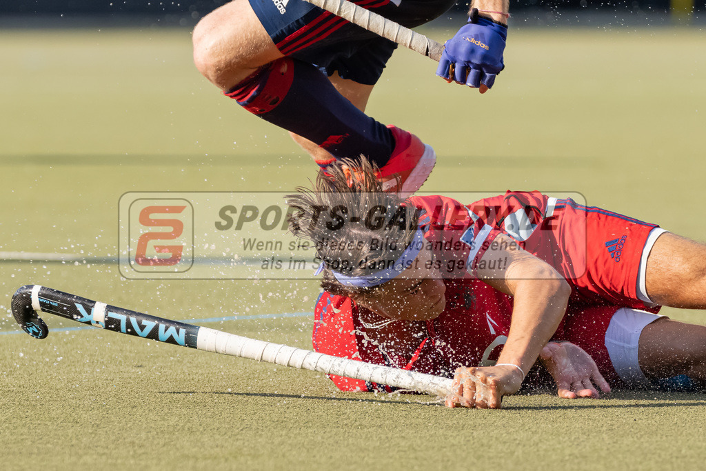 HK_20220903_109791-2 | 1. Bundesliga Herren Düsseldorfer HC - Mannheimer HC am 3.9.2022 DHC Düsseldorf, Düsseldorf , Linus Müller ( Mannheimer HC #10 ) , Hartkopf Lasse ( Düsseldorfer HC #6 ) am Boden