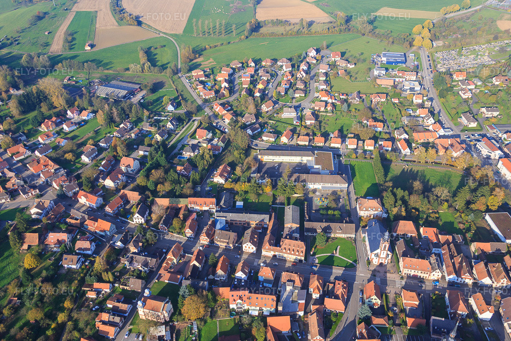 Vue aérienne: Rue des Barons de Fleckenstein avec Parc de la maison de la musique et des associations, Église Saint-Pierre-Saint-Paul et École Maternelle à Soultz-sous-Forêts dans le département Bas Rhin, France – .Photo: IMG_075568.jpg prise le 01/11/2014 par Werner Riehm/FLY-FOTO.eu – Résolution de l'original: 5359 x 3573 px – PAROISSE-SSF.COM – Ecole Maternelle