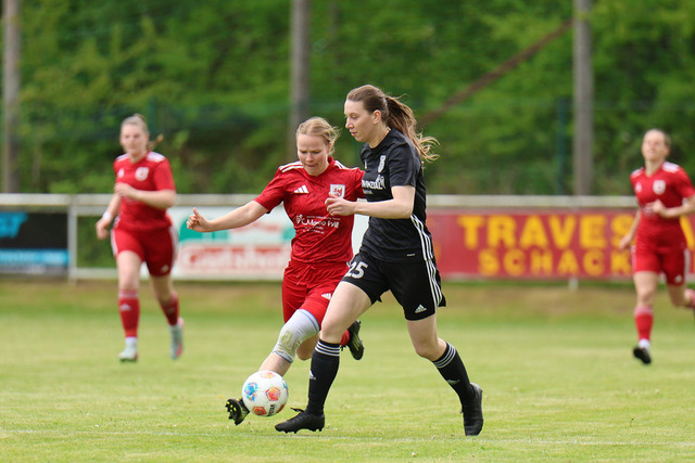 Fußball I Frauen I Saison 2025-2026 I Kreispokal Segeberg I Finale I FSG KaKi-StuSie - SV Wahlstedt 103 | v.l. Lisa Kahl (18, SV Wahlstedt), Svenja Stümke (25, FSG Kaki-StuSie) - Realisiert mit Pictrs.com