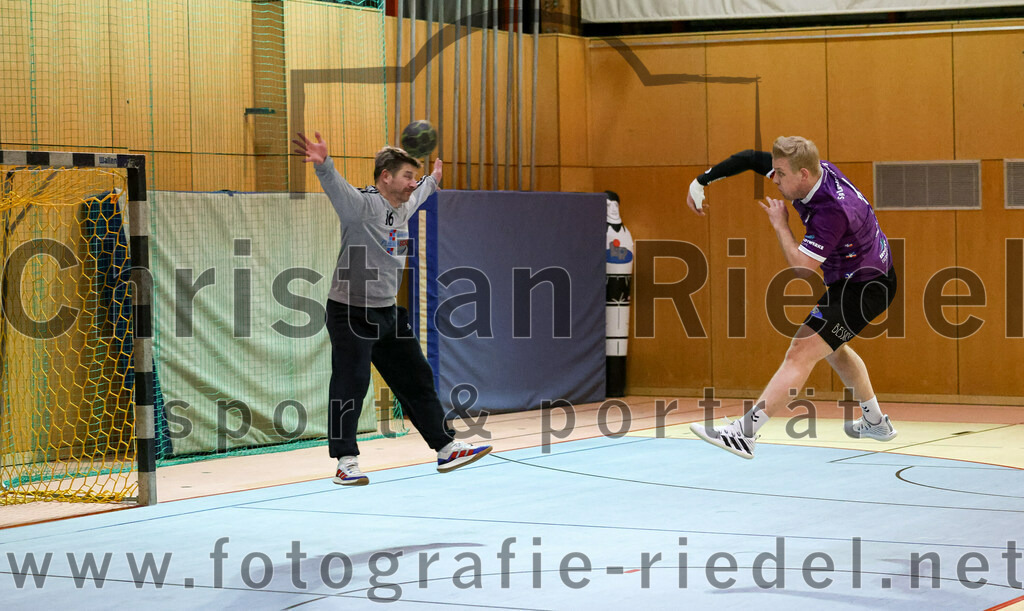 2023-03-11_010_SpVgg_Altenerding_gegen_SSG_Metten | Erding, Deutschland, 11.03.2023:
Handball, Bezirksoberliga Männer 2022 / 2023, 17. Spieltag, SpVgg Altenerding gegen SSG Metten, Endergebnis: 26:22

Matthias Elgeti (SSG Metten, #16), Jakob Obermair (SpVgg Altenerding, #19)

Foto: Christian Riedel / fotografie-riedel.net