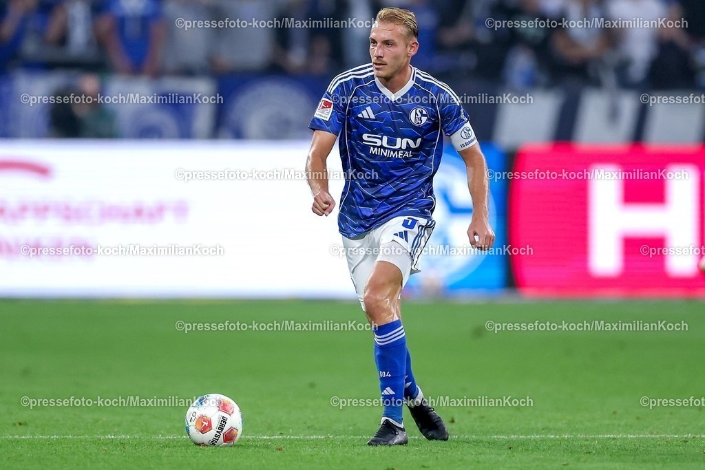 S0401082501068 | 01.08.2025, Fußball, FC Schalke 04 - Hertha BSC, 1.Spieltag, 2. Fußball Bundesliga, Veltins-Arena Gelsenkirchen, Saison 2025 2026: Nikola Katic (Schalke04 #25) DFB regulations prohibit any use of photographs as image sequences and or quasi-video.