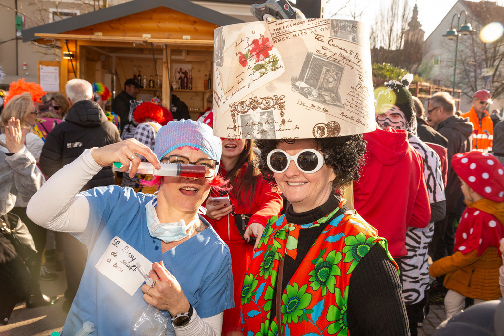 Umzug2025-223_9948 | Fotostrecke: FASCHINGSUMZUG 2025 in Loosdorf. 22 Masken(gruppen)-Teilnehmer: Loosdorfer Vereine, Wirtschaftstreibende, Gemeindeabordnungen sowie Kreditinstitute. rund 700 Besucher entlang der Hauptstrasse. Veranstaltungs-Sicherung durch Mannschaft der FF-Loosdorf mit schwerem Gerät. Maskenprämierung am EKZ-Platz durch Bgm. Thomas Vasku in den Kategorien: Bester Festwagen (Fa. gkonzept-Groissenberger; Beste Personengruppe-ASK-Loosdorf; Beste Einzelperson; Weiteste Anreise-FF Schollach;
