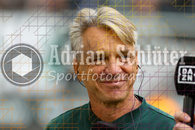 Borussia Mönchengladbach vs SV Werder Bremen - Bundesliga  | Mönchengladbach, Deutschland, 14.09.25:   Trainer Horst Steffen (SV Werder Bremen) lächelt, lacht im Interview waehrend des Spiels der Bundesliga zwischen Borussia Mönchengladbach vs SV Werder Bremen im Stadion im Borussia Park(Foto von Brauer-Fotoagentur / Adrian Schlueter)