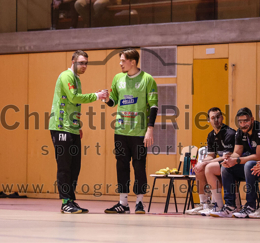 2024-12-14_046_SpVgg_Altenerding_gegen_MTV_Pfaffenhofen | Erding, Deutschland, 14.12.2024:Handball, Bezirksoberliga Männer 2024 / 2025, 10. Spieltag, SpVgg Altenerding gegen MTV Pfaffenhofen, Endergebnis: 32:30Torwart Ferdinand Mayer (SpVgg Altenerding, #97), Torwart Jannik Fleps (SpVgg Altenerding, #33)Foto: Christian Riedel / fotografie-riedel.net