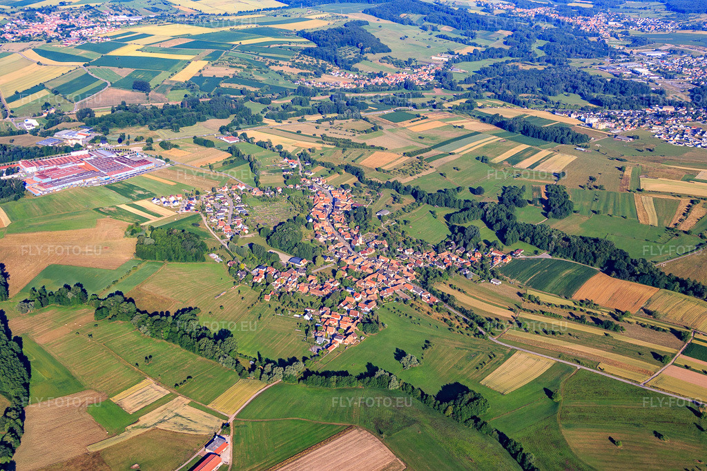 Vue aérienne: Vue de la ville depuis le nord-est à Gundershoffen dans le département Bas Rhin, France – .Photo: IMG_082955.jpg prise le 26/06/2015 par Werner Riehm/FLY-FOTO.eu – Résolution de l'original: 5472 x 3648 px