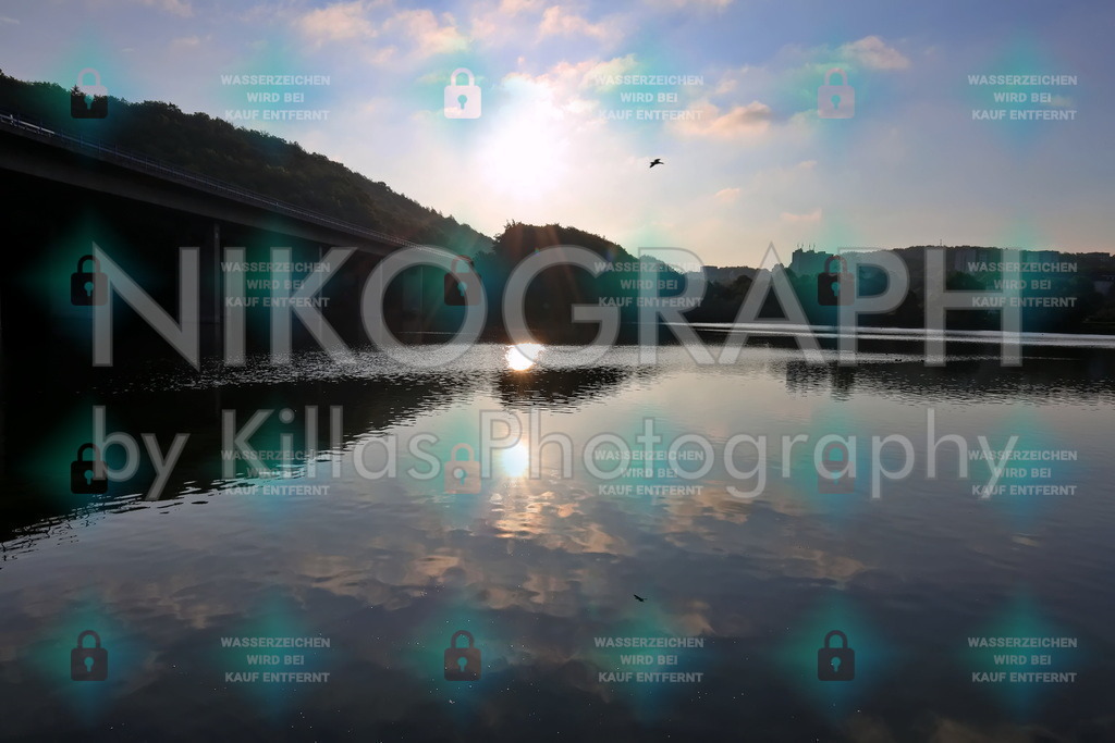 Sonneaufgang am Seilersee | Die aufgehende Sonne spiegelt sich an der Wasseroberfläche des Seilersees. Eigentlich heißt der See amtlich Callerbachtalsperre und gehört zu den zwölf Brauchwassertalsperren im Regierungsbezirk Arnsberg. 1913 wurde mit dem Bau der Callerbachtalsperre begonnen. Die Talsperre sollte die Frischwasserzufuhr der ehemaligen Kläranlage Iserlohn-Ost zu wasserarmen Zeiten sicherstellen.