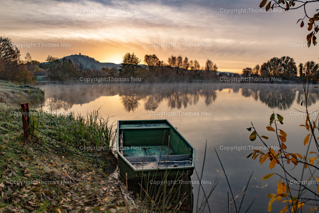 DSC_1262 | bre,bhe,Mogenstund hat Gold im Mund heißt es in einem alten Sprichwort, für Fotografen lohnt das freühe Aufstehen auch wie unser heutiges Bild vernschalicht, Unser Fotograf Thomas Neu fotografierte den Sonnenaufgang am Jochimsee, die Starkeburg und der See mit Nebelschwaden auf der Oberfläche sowie der alte Kahn auf dem Wasser verleihen diesem Fotos einen besonderen Reiz, , Bild: Thomas Neu