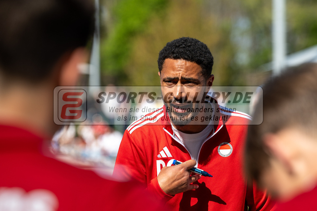 SFE_20250412_0118 | Köln, Deutschland, 12.04.2025:  Hockey 1. Bundesliga Herren Rot-Weiss Köln - Harvestehuder THC im KTHC Stadion Rot-Weiss Köln Tennis and Hockey Club am 12.04.2025 in Köln, Deutschland. (Foto von Stephan Fehrmann)Köln, Germany, 12.04.2025: Hockey 1. Bundesliga Herren Rot-Weiss Köln - Harvestehuder THC in KTHC Stadion Rot-Weiss Köln Tennis and Hockey Club at 12.04.2025 in Köln, Deutschland. (Foto from Stephan Fehrmann)