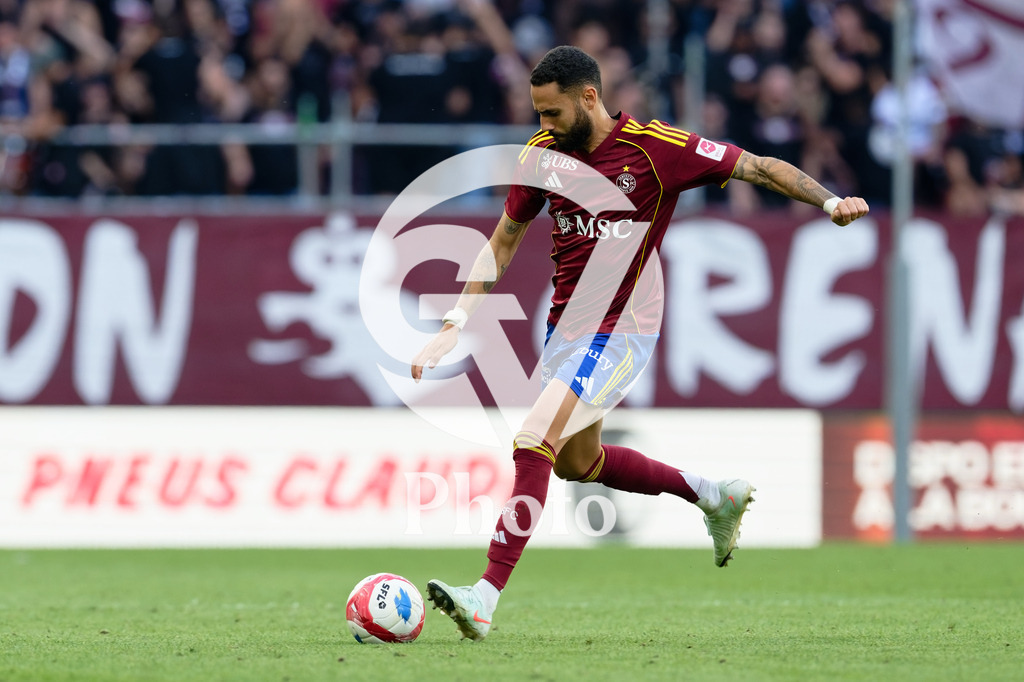 Brack Super League - Servette FC v FC Saint-Gall | Dylan Bronn (25 Servette FC) shoots the ball (action) during the Brack Super League match between Servette FC and FC Saint-Gall at Stade de Geneve in Geneva, Switzerland
