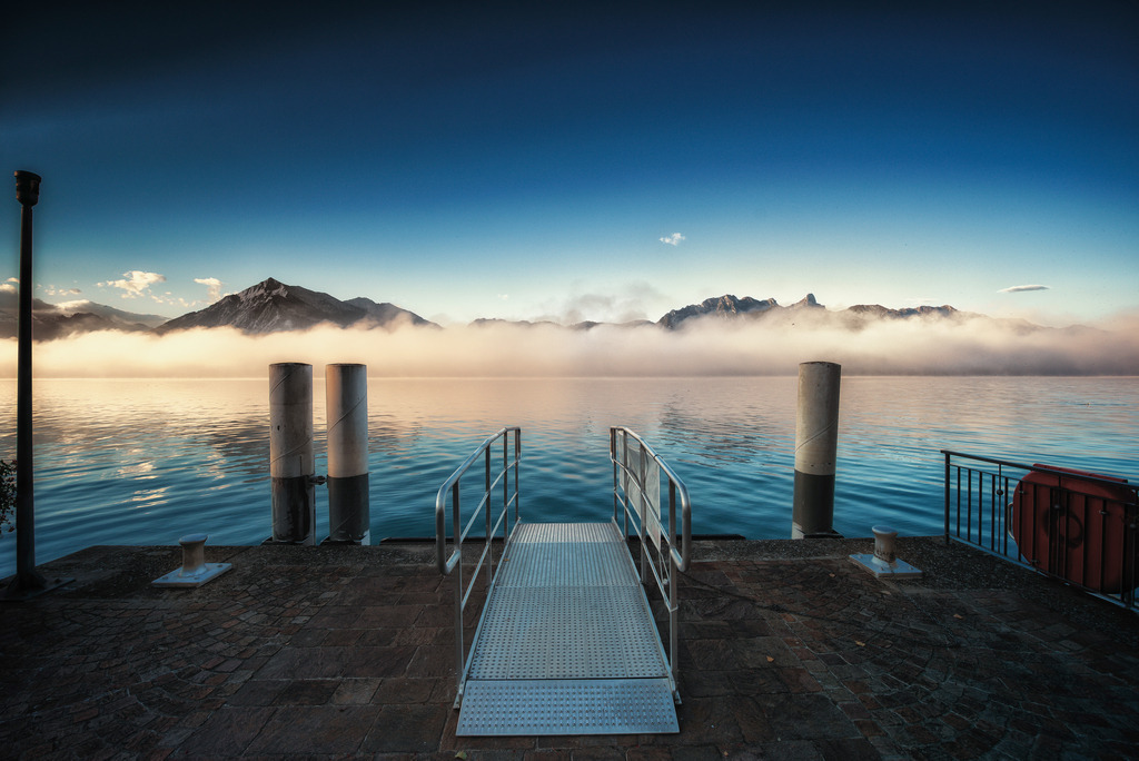 Ländte Hilterfingen | Schiffländte Hilterfingen am Thunersee mit einer Nebelbank, Niesen und Stockhorn. 
------------------------------------------------------------
Hilterfingen jetty on Lake Thun with a fog bank, Niesen and Stockhorn.
------------------------------------------------------------
Dieser Druck ist in einer limitierten Auflage von 5 Exemplaren erhältlich. 
This print is available in a limited edition of 5 copies. 
http://art.hess.photography/89-laendte-hilterfingen.html - Realisiert mit Pictrs.com