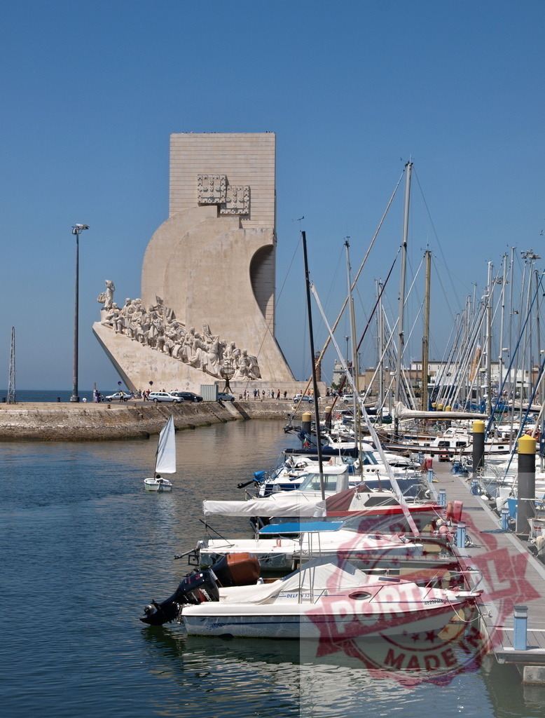 Monument to the Discoveries and marina on Tagus River. Lisbon - Portugal | Padrão dos Descobrimentos standing beside a busy marina on the Tagus River in Lisbon - Realisiert mit Pictrs.com