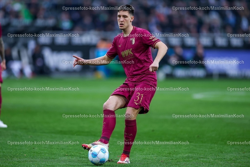 BMG21022502164 | 22.02.2025, Fußball, Borussia Mönchengladbach - FC Augsburg, 1. Fußball Bundesliga, Borussia-Park, Saison 2024 2025: Keven Schlotterbeck (FC Augsburg #31)DFB regulations prohibit any use of photographs as image sequences and or quasi-video.