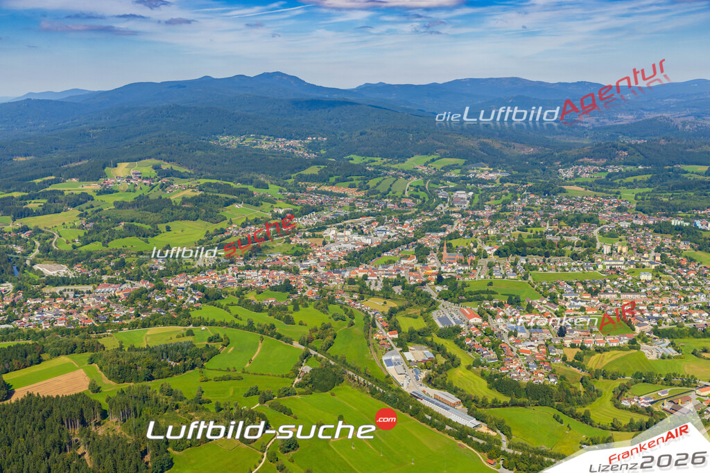 Luftaufnahme der Stadt Zwiesel - Die Luftaufnahme wurde 2025 vom UL-Flugzeug heraus erstellt ( keine Drohne ) - Hochauflösende Luftaufnahme - für professionelle Ausdrucke geeignet. Die Geschenkidee !Mit Lizenz und Bildrechte bestellbar