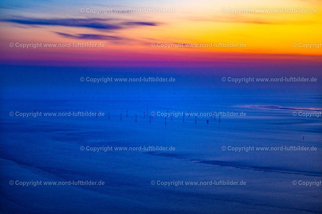 Windpark_Nordergründe_ELS_4385190523 | NORDERGRüNDE 19.05.2023 Offshore- Windpark im Sonnenaufgang auf der Wasseroberfläche der Nordsee in Nordergründe im Bundesland Niedersachsen, Deutschland. Weiterführende Informationen bei: AMBAU Industrieservice GmbH,  Bilfinger Engineering & Technologies GmbH,  Gothaer Versicherungsbank VVaG,  wpd AG. // Wind turbines of the offshore wind farm on the water surface of North Sea in Nordergruende in the state Lower Saxony, Germany. Further information at: AMBAU Industrieservice GmbH,  Bilfinger Engineering & Technologies GmbH,  Gothaer Versicherungsbank VVaG,  wpd AG. Foto: Martin Elsen
