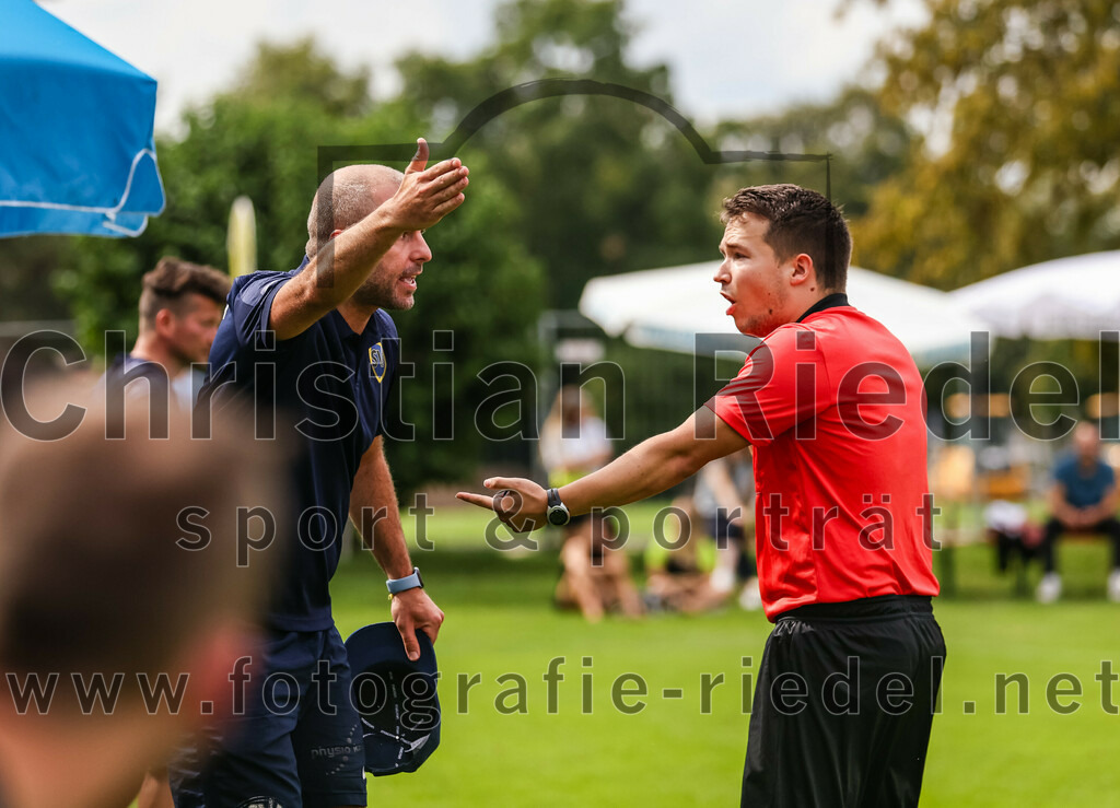 2023-09-03_037_TSV_Grafing_II_gegen_SV_Dornach_II | Grafing, Deutschland, 03.09.2023:
Fußball, A-Klasse 2023 / 2024, 3. Spieltag, TSV Grafing II gegen SV Dornach II, Endergebnis: 0:0

Trainer Dennis Merdzanic (SV Dornach), Schiedsrichter Felix Hofman

Foto: Christian Riedel / fotografie-riedel.net